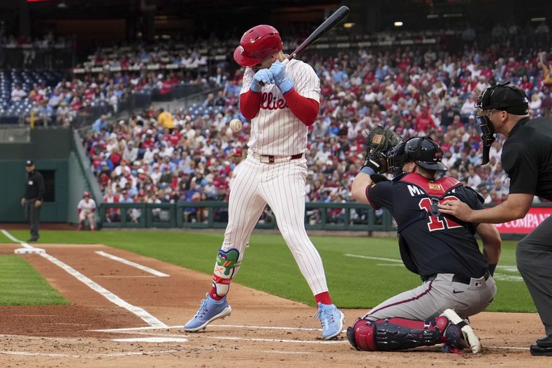 Bryce Harper, de los Filis de Filadelfia, fue golpeado por un lanzamiento de Spencer Strider, de los Bravos de Atlanta, durante la primera entrada de un juego de béisbol el martes 27 de mayo de 2025, en Filadelfia. (Foto AP/Matt Slocum)