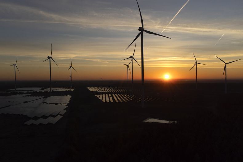 Turbinas de energía eólica cerca de Klettwitz, Alemania, el 16 de octubre del 2024. (AP foto/Matthias Schrader)