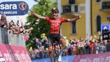 Carapaz mantiene cima e  el Giro, Buitrago gana la 17ma