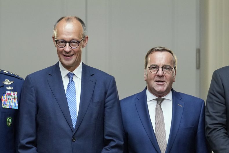 El canciller de Alemania, Friedrich Merz, a la izquierda, y el ministro alemán de Defensa, Boris Pistorius, posan para una foto de grupo antes de la reunión del gobierno en el Ministerio de Defensa en Berlín, Alemania, el miércoles 27 de agosto de 2025. (AP Foto/Ebrahim Noroozi)