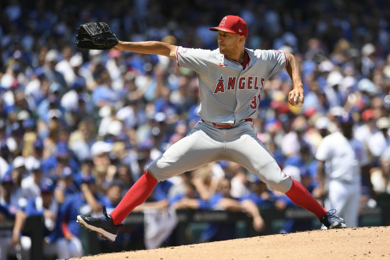 Tyler Anderson, abridor de los Angelinos de Los Ángeles lanza durante el juego ante los Cachorros de Chicago, el sábado 6 de julio de 2024 (AP Foto/Paul Beaty)