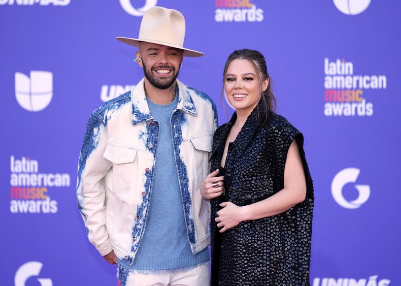 ARCHIVO - Jesse Huerta, izquierda, y Joy Huerta de Jesse & Joy llegan a los Latin American Music Awards el jueves 20 de abril de 2023 en la arena MGM Grand Garden en Las Vegas. (Foto AP/John Locher, archivo)