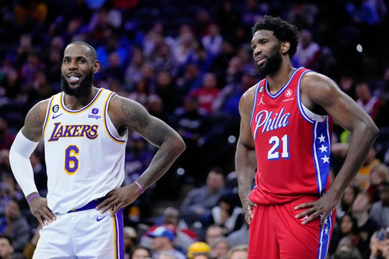 LeBron James, de los Lakers de Los Ángeles, y Joel Embiid, de los 76ers de Filadelfia, juegan durante un partido de baloncesto de la NBA, el viernes 9 de diciembre de 2022, en Filadelfia. (Foto AP/Matt Slocum, Archivo)