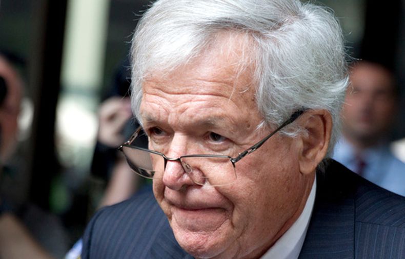 El ex presidente de la Cámara de Representantes Dennis Hastert al salir del tribunal en Chicago el 9 de junio del 2015. (AP foto/Christian K. Lee)
