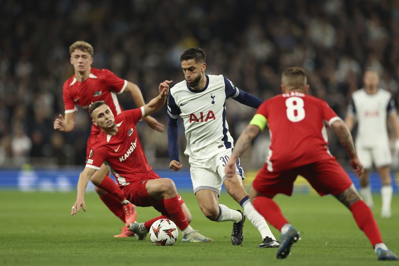 El uruguayo Rodrigo Bentancur del Tottenham controla el balón entre jugadores del AZ Alkmaar en la Liga Europa el jueves 24 de octubre del 2024. (AP Foto/Ian Walton)