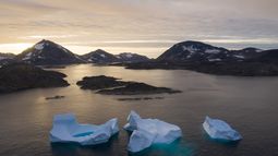 Unos incebergs cerca de Kulusuk, Groenlandia, el 16 de agosto del 2019. (Foto AP/Felipe Dana)