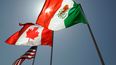 ARCHIVO - Banderas nacionales de Estados Unidos, Canadá y México ondean en la brisa en Nueva Orleans, donde se reunieron los líderes del Acuerdo Estados Unidos-México-Canadá el 21 de abril de 2008. (AP Foto/Judi Bottoni, Archivo)