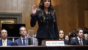 ARCHIVO - La gobernadora de Dakota del Sur, Kristi Noem, la elección del presidente Donald Trump para secretaria de Seguridad Nacional, presta juramento ante la Comisión de Seguridad Nacional y Asuntos Gubernamentales del Senado, en el Capitolio, Washington, el 17 de enero de 2025. (AP Foto/Ben Curtis, Archivo)