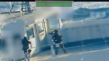 Imagen de video colocado en X por la secretaria de Justicia estadounidense Pam Bondi, censurada en parte por la fuente, que muestra a fuerzas estadounidenses a bordo de un buque que están confiscando frente a las costas de Venezuela el 10 de diciembre del 025. (Oficina de la Secretaria de Justicia de EEUU/X via AP)