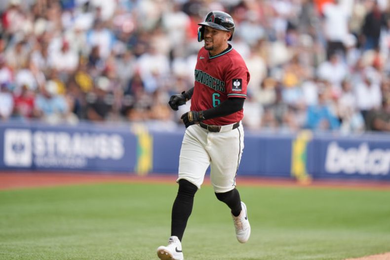 El venezolano Ildemaro Vargas, de los Diamondbacks de Arizona, celebra su jonrón en el sexto inning del partido ante los Padres de San Diego, el domingo 26 de abril de 2026, en Ciudad de México. (AP Foto/Fernando Llano)