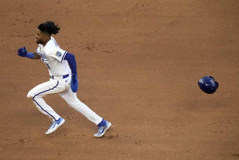 El venezolano Maikel García, de los Reales de Kansas City, corre para anotar en un elevado de sacrificio de su compatriota Salvador Pérez, el mates 23 de mayo de 2023, ante los Tigres de Detroit (AP Foto/Charlie Riedel)