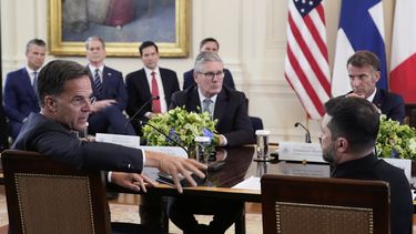 El secretario general de la OTAN, Mark Rutte, en primer plano a la izquierda, habla mientras el presidente ucraniano Volodymyr Zelenskyy, en primer plano a la derecha, el primer ministro británico, Keir Starmer, en el centro a la izquierda, y el presidente francés, Emmanuel Macron, escuchan durante una reunión con el presidente estadounidense Donald Trump y otros líderes europeos en la Casa Blanca, en Washington, el lunes 18 de agosto de 2025. (AP Foto/Alex Brandon) Traducción realizada con la versión gratuita del traductor DeepL.com