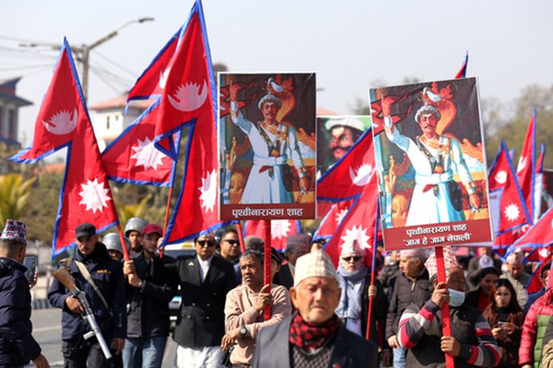 Partidarios de la antigua familia real nepalí participan en una marcha pidiendo la restauracion de la monarquía en el aniversario del nacimiento del rey del siglo XVIII Prithivi Narayan Shah, fundador de la dinastía Shah, en Katmandú, Nepal, el domingo 11 de enero de 2026. (AP Foto/Subash Shrestha)