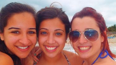 Emily Demello (Izq.) junto a sus amigas  durante el viaje a Cuba a finales del 2011. Esta es una fotos rescatadas  por el buzo cubano.