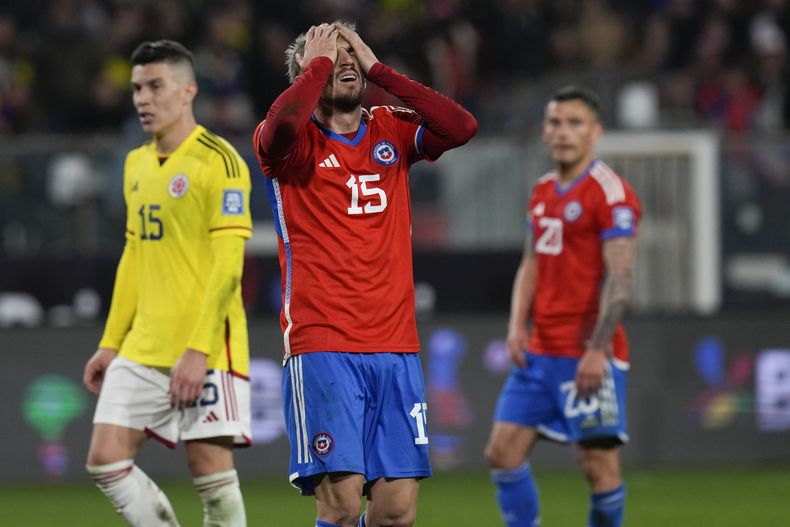Diego Valdés, de la selección de Chile, se lamenta durante un partido de la eliminatoria mundialista ante Colombia, el martes 12 de septiembre de 2023, en Santiago (AP Foto/Esteban Félix)