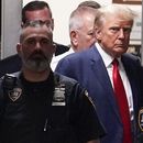 El expresidente Donald Trump es acompañado hacia la sala de un tribunal, el 4 de abril de 2023, en Nueva York. (AP Foto/Mary Altaffer, archivo)