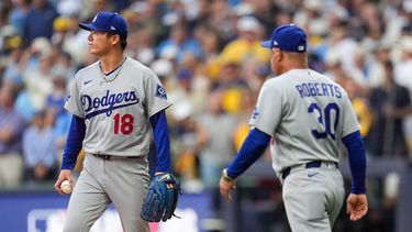 Dave Roberts (30), mánager de los Dodgers de Los Ángeles, saca del partido al abridor Yoshinobu Yamamoto (18) durante la tercera entrada del Juego 2 de la Serie de Campeonato de la Liga Nacional ante los Cerveceros de Milwaukee, el lunes 12 de octubre de 2026, en Milwaukee. (AP Foto/Abbie Parr)