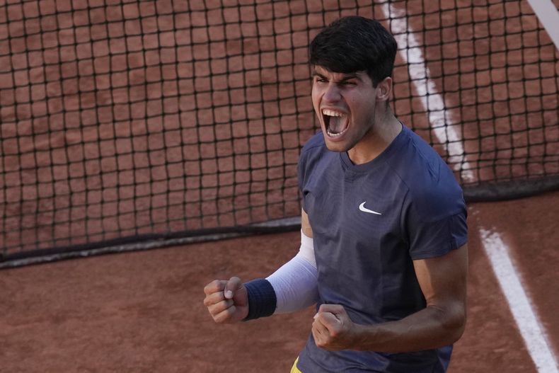Carlos Alcaraz celebra su victoria ante Jannik Sinner en las semifinales del Abierto de Francia, el viernes 7 de junio de 2024. (AP Foto/Christophe Ena)