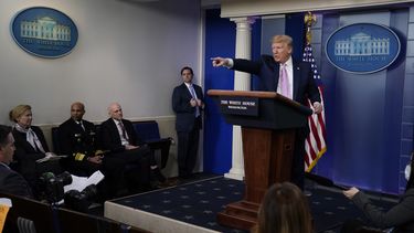 Trump dice que él decidirá cuándo levantar confinamiento