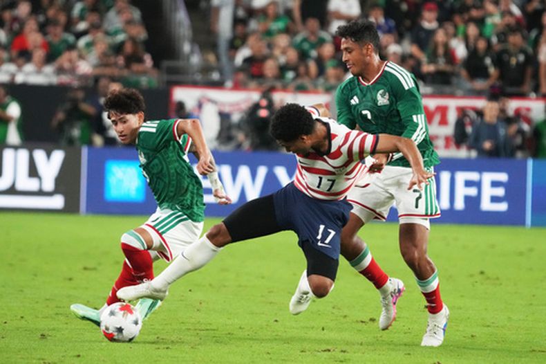 Malik Tillman, de Estados Unidos, disputa un balón ante Luis Romo, de México, en un partido amistoso disputado el sábado 3 de octubre de 2026 en Glendale, Arizona (AP Foto/Rick Scuteri)