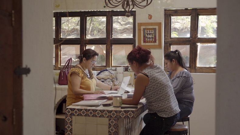 En esta imagen proporcionada por Pimienta Films mujeres buscando a sus familiares desaparecidos conversan en el documental Volverte a ver de la directora Carolina Corral. (Pimienta Films vía AP)