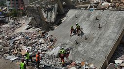 Equipos de rescate del Ejército mexicano buscan a personas atrapadas en edificios colapsados tras los sismos que sacudieron La Guaira, Venezuela, el domingo 28 de junio de 2026. (Foto AP/Matias Delacroix)