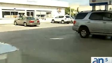 americateve | Una mujer fue asaltada en una gasolinera en Hialeah. La policía busca al responsable que logró llevarse su cartera.