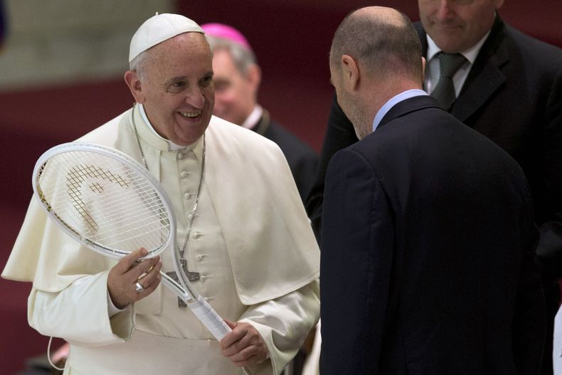 ARCHIVO - El papa Francisco recibe una raqueta de tenis por parte del presidente de la Federación Italiana de tenis, Angelo Binaghi (derecha) durante una audiencia en el Vaticano, el viernes 8 de mayo de 2015. (AP Foto/Alessandra Tarantino)