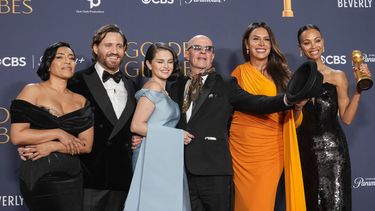 Adriana Paz, de izquierda a derecha, Édgar Ramírez, Selena Gomez, Jacques Audiard, Karla Sofía Gascón y Zoe Saldaña posan en la sala de prensa con el premio a la mejor película musical o de comedia por Emilia Pérez durante la 82ª edición de los Globos de Oro el domingo, 5 de enero de 2025, en el Beverly Hilton de Beverly Hills, California. (Foto AP/Chris Pizzello)
