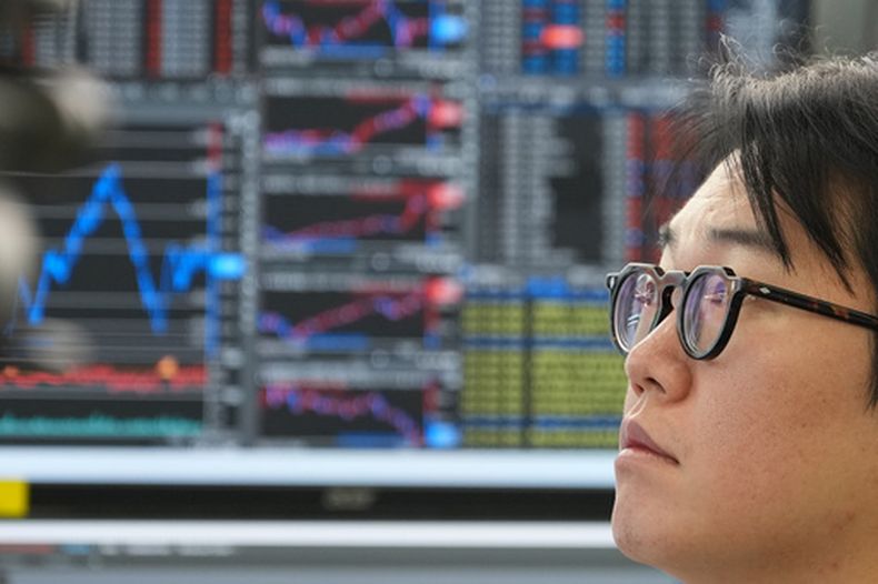 Un corredor observa monitores de computadora en una sala de operaciones de Hana Bank, el martes 27 de octubre de 2026. en Seúl, Corea del Sur. (AP Foto/Lee Jin-man)