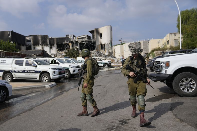 Soldados israelíes cerca de una comisaría que fue tomada por milicianos de Hamas el sábado en Sederot, Israel, el domingo 8 de octubre de 2023. (AP Foto/Ohad Zwigenberg)