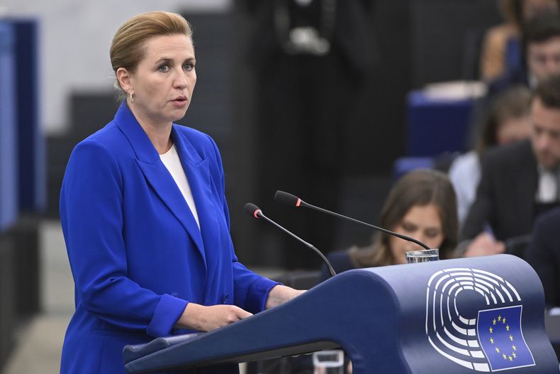 La primera ministra de Dinamarca Mette Frederiksen da su discurso con motivo de que Dinamarca tiene la presidencia rotativa del Consejo Europeo, el 8 de julio del 2025 en el Parlamento Europeo en Estrasburgo, Francia. (AP foto/Pascal Bastien)