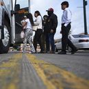 Una familia procedente de Colombia es detenida y escoltada a un autobús por agentes federales luego de una audiencia en un tribunal de inmigración, el lunes 14 de julio de 2025, en San Antonio. (AP Foto/Eric Gay)