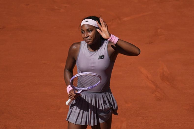 La estadounidense Coco Gauff celebra su victoria sobre su compatriota Taylor Townsend en el Abierto de Francia, el martes 26 de mayo de 2026 (AP Foto/Christophe Ena)