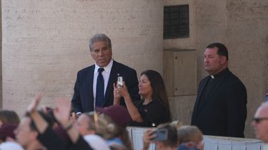 El actor estadounidense Lou Ferrigno (izquierda), asiste a la audiencia general semanal del papa León XIV en el Vaticano, el 30 de septiembre de 2026. (AP Foto/Andrew Medichini)