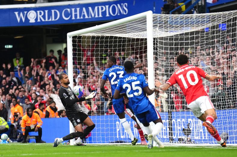 El arquero de Chelsea Robert Sánchez (izquierda) reacciona tras el gol de Taiwo Awoniyi para Nottingham Forest en el partido de la Liga Premier, el lunes 4 de mayo de 2026, en Londres. (John Walton/PA vía AP)