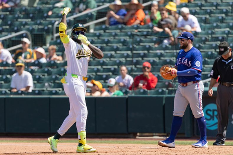 Lawrence Butler, de Atléticos, celebra tras pegar un sencillo durante la cuarta entrada del juego de béisbol contra los Rangers de Texas, el domingo 16 de agosto de 2026, en West Sacramento, Calif. (AP Foto/Sara Nevis)