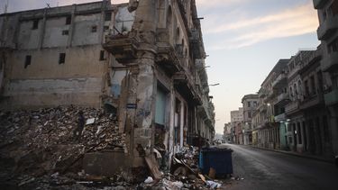 Desvencijados y derrumbados edificios en la calle San Lázaro, donde un hombre, a la izquierda, recoge ladrillos en el centro de La Habana, Cuba, el martes 10 de octubre de 2023. La crisis de la vivienda en Cuba es una de las que presenta más desafíos para la isla, dado el clima húmedo, el paso de ciclones y huracanes, el pobre mantenimiento que se le da a edificios viejos y la falta de recursos para reparaciones, que son los principales problemas y quejas de los residentes. (AP Foto/Ramón Espinosa)