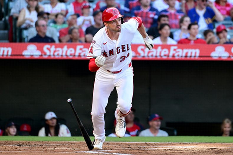 Trey Mancini, de los Angelinos de Los Ángeles, comienza a correr tras conectar un triple de dos carreras contra los Rays de Tampa Bay en la primera entrada de un partido de béisbol, el viernes 12 de junio de 2026, en Anaheim, California. (Foto AP/Wally Skalij)