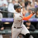 El venezolano Thairo Estrada conecta un sencillo productor por los Gigantes de San Francisco ante los Rockies de Colorado, el martes 6 de junio de 2023 (AP Foto/David Zalubowski)