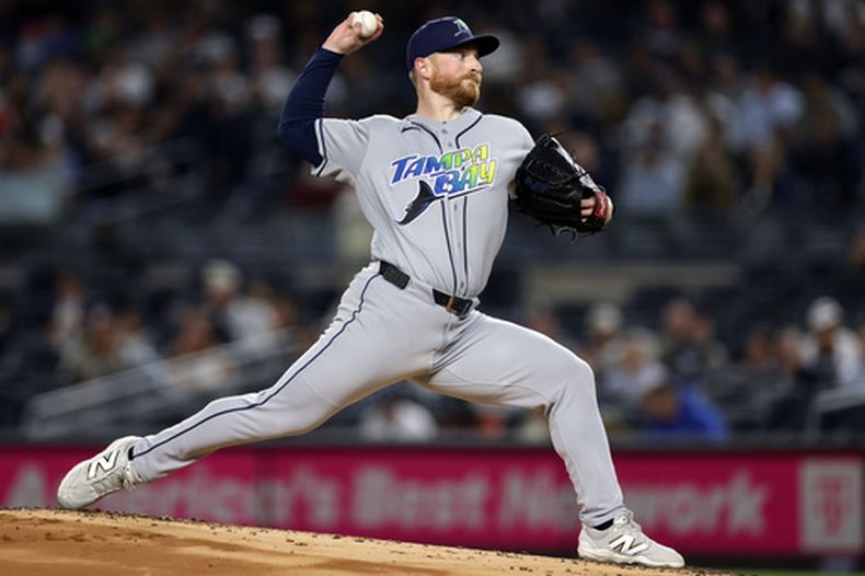 El lanzador de los Tampa Bay Rays, Drew Rasmussen, realiza un lanzamiento en la primera entrada durante el segundo partido de una doble cartelera contra los New York Yankees, el martes 22 de septiembre de 2026, en Nueva York. (Foto AP/Adam Hunger)
