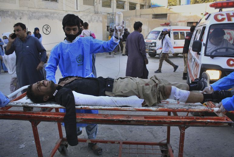 Bomba impacta autobús de policía en Pakistán; muere agente