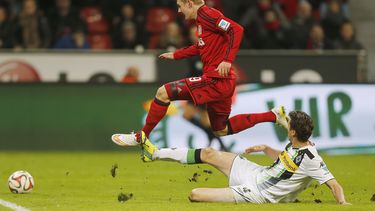 americateve | Julian Brandt, del Bayer Leverkusen, elude a Roel Brouwers, del Borussia Moenchengladbach, durante un encuentro de la liga alemana disputado el domingo 14 de diciembre de 2014 (AP Foto/Frank Augstein)