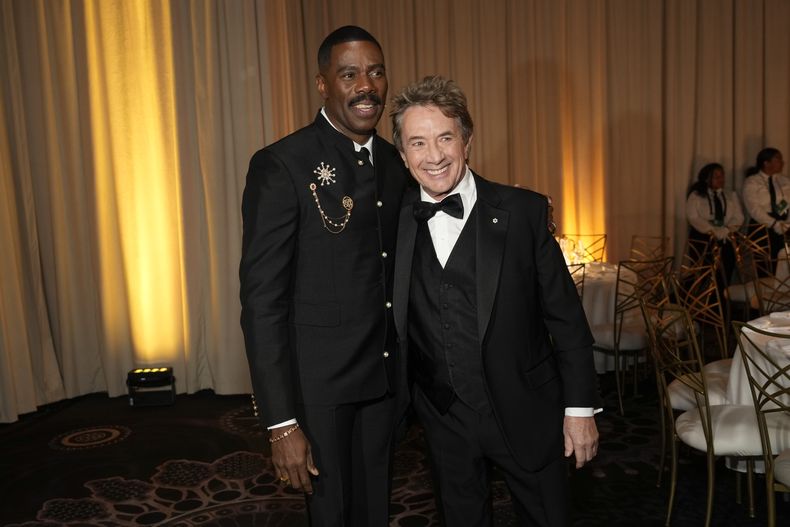 Colman Domingo, izquierda, y Martin Short llegan a la 81a edición de los Globos de Oro el domingo 7 de enero de 2024, en el Hotel Beverly Hilton en Beverly Hills, California. (Foto AP/Chris Pizzello)