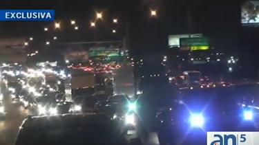 americateve | Un accidente que causó el cierre de la 826 en plena hora pico le costó caro al chofer de una motocicleta que provoco el choque.