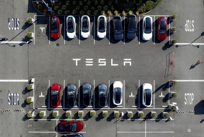 ARCHIVO - Vehículos de Tesla en un estacionamiento en la fábrica de la compañía en Fremont, California, el 18 de septiembre de 2023. (AP Foto/Noah Berger, Archivo)