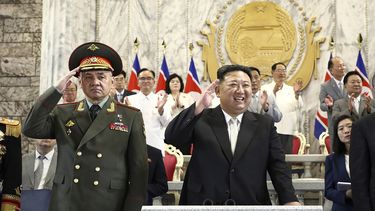 ARCHIVO - En esta foto facilitada por el gobierno norcoreano, el gobernante norcoreano Kim Jong Un, al centro, y el ministro de Defensa ruso, Sergei Shoigu, a la izquierda, asisten a un desfile militar con motivo del 70 aniversario del armisticio que puso fin a la lucha en la Guerra de Corea de 1950 a 1953, en la plaza Kim Il Sung en Pyongyang, Corea del Norte, el 27 de julio de 2023. (Agencia Central de Noticias Coreana/Korea News Service vía AP, Archivo)