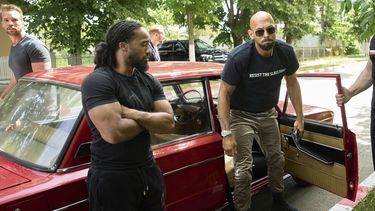 Andrew Tate y su hermano Tristan, arriba, izquierda, llegan a una estación de policía en un vehículo Lada en Voluntari, Rumania, el miércoles 21 de mayo de 2025. (AP Foto/Vadim Ghirda)