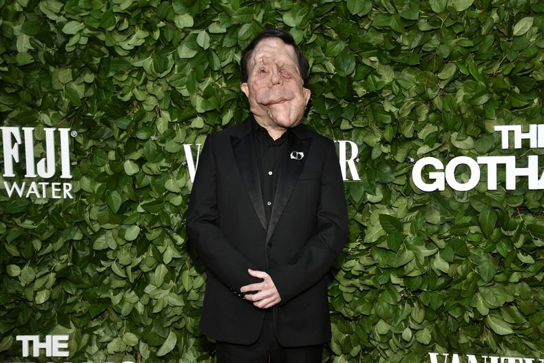 Adam Pearson asiste a los Premios Gotham en Cipriani Wall Street el lunes 2 de diciembre de 2024 en Nueva York.(Foto Evan Agostini/Invision/AP)