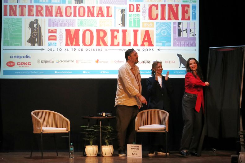 La actriz francesa Juliette Binoche, a la derecha, devela una placa durante una conferencia de prensa en el Festival de Cine de Morelia, en Morelia, México, el sábado 11 de octubre de 2025. (Foto AP/Berenice Bautista)